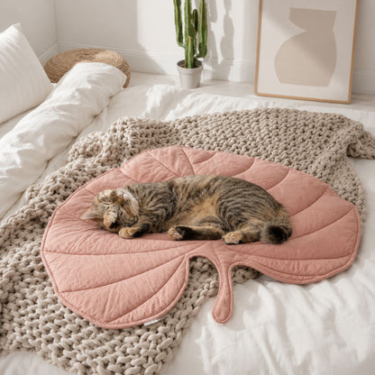 Leaf-Shaped Quilted Pet Mat for Dogs and Cats – Machine-Washable Floor, Bed and Sofa Mat